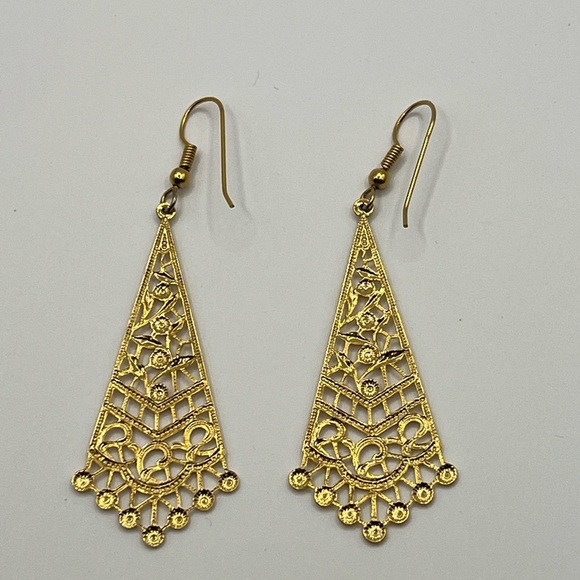 Vintage Metal Stamped Gold Tone Elegant Gold Filigree Earrings - Picture 2 of 4